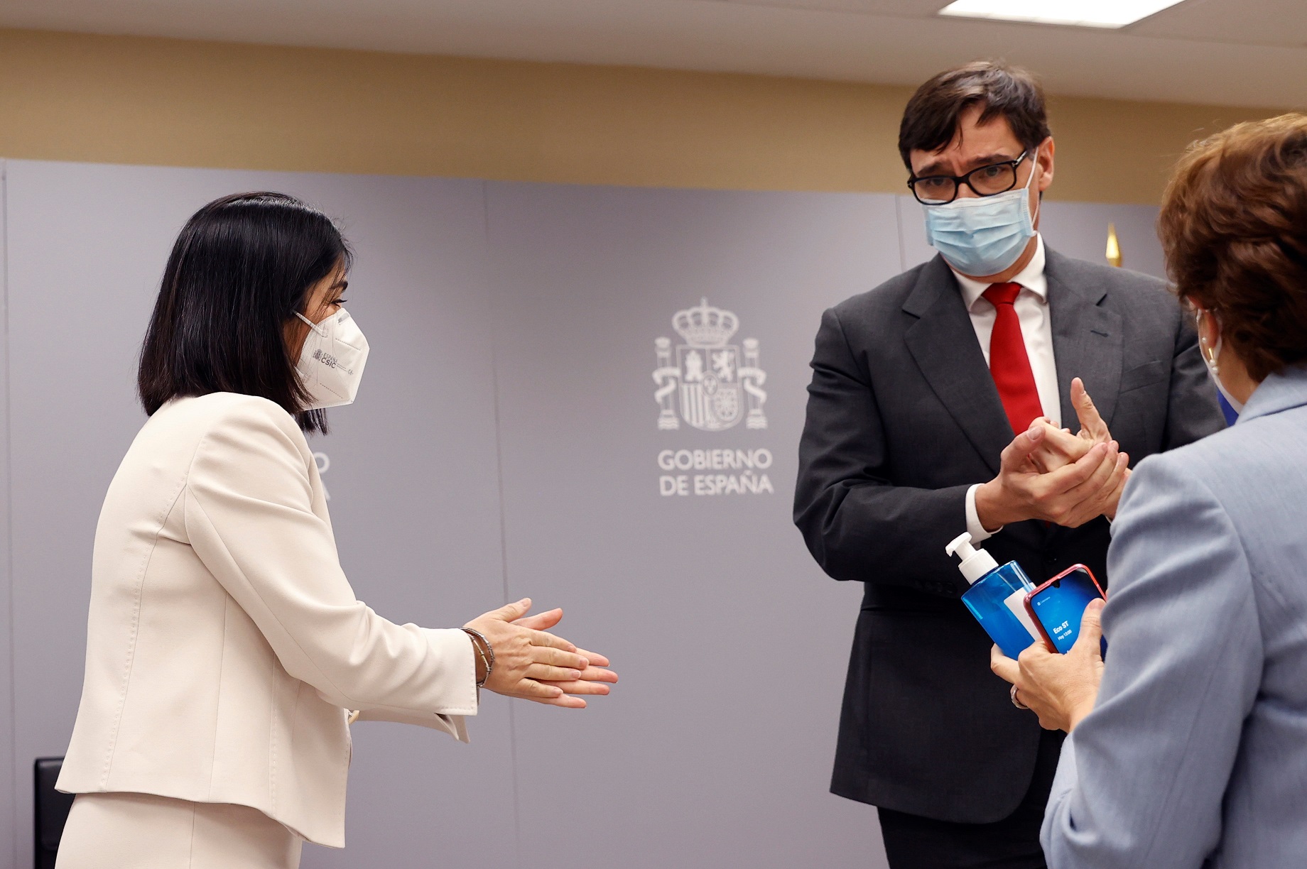 La nueva ministra de Sanidad, Carolina Darias, y su predecesor Salvador Illa se desinfectan las manos antes de la ceremonia de traspaso de la cartera celebrada en el Ministerio de Sanidad, el 27 de enero de 2021 | EFE/CM/Archivo