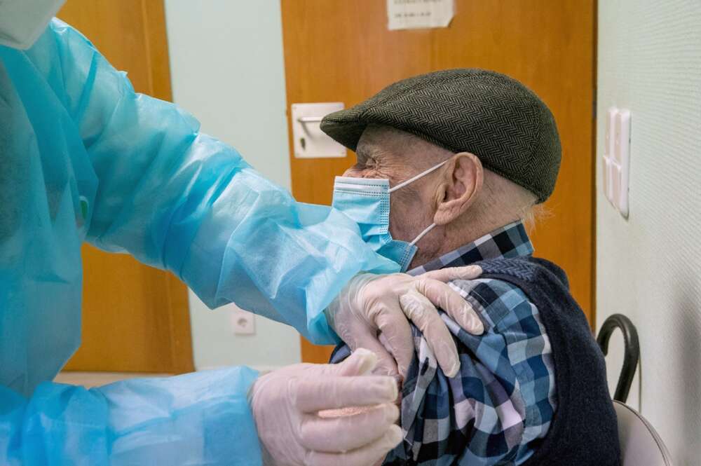 Una sanitaria vacuna a un anciano en un Centro de Salud de Zaragoza, el 19 de marzo de 2021 | EFE/JC/Archivo