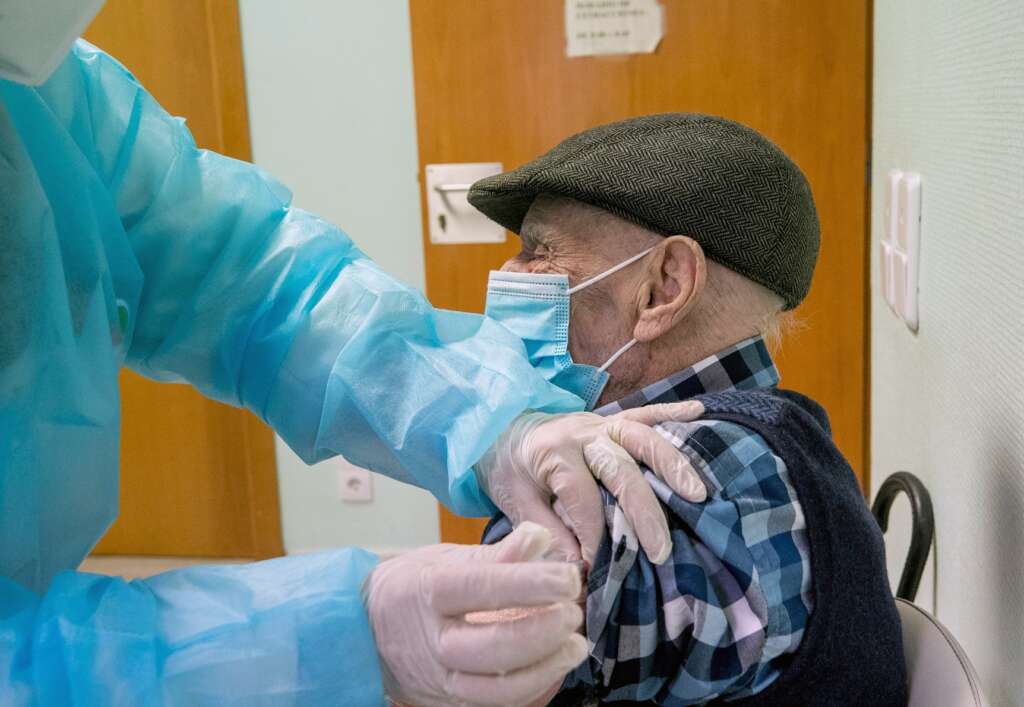 Una sanitaria vacuna a un anciano en un Centro de Salud de Zaragoza, el 19 de marzo de 2021 | EFE/JC/Archivo