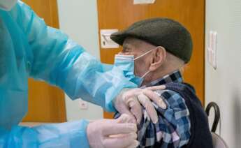 Una sanitaria vacuna a un anciano en un Centro de Salud de Zaragoza, el 19 de marzo de 2021 | EFE/JC/Archivo