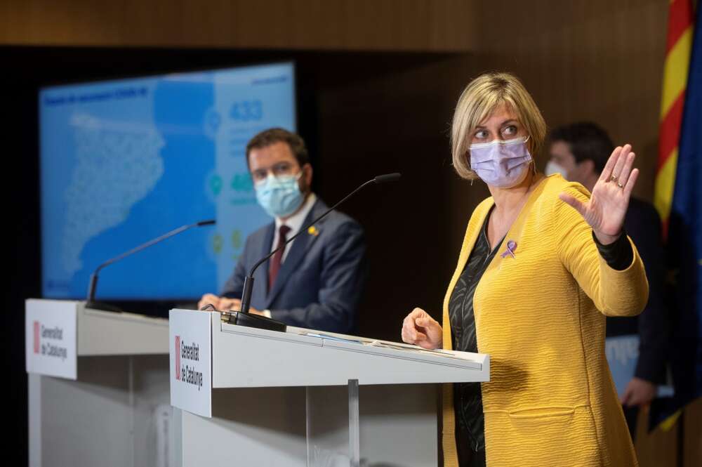 La consejera catalana de Salud, Alba Vergés, al frente, y el vicepresidente de la Generalitat, Pere Aragonès, de fondo, durante el anuncio de la estrategia de vacunación masiva, el 23 de marzo de 2021 | EFE/QG/Archivo