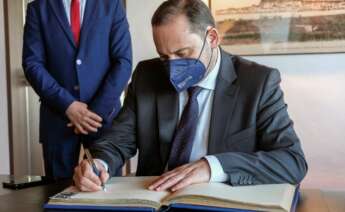 El ministro de Transportes, Movilidad y Agenda Urbana, José Luis Ábalos, firma en el Ayuntamiento de Ibiza un protocolo de colaboración. EFE