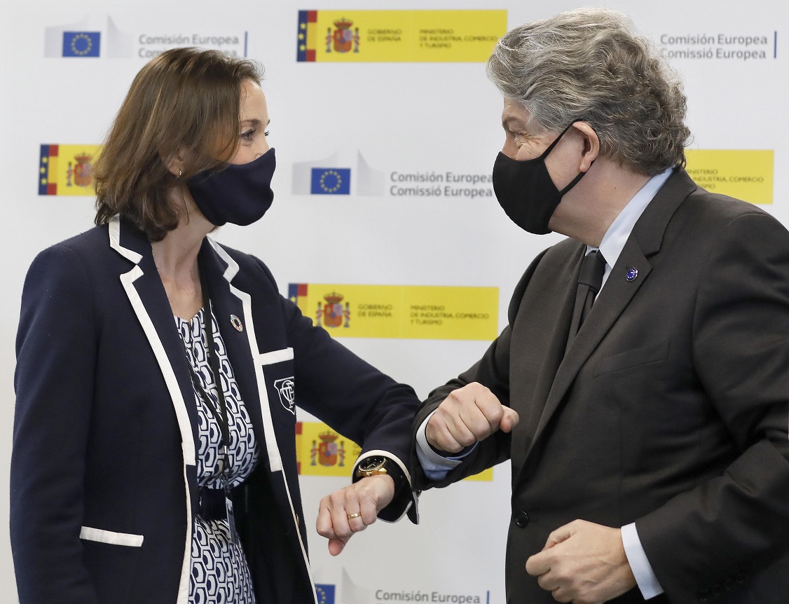 La ministra de Industria, Reyes Maroto, y el comisario europeo de Mercado Interior, Thierry Breton, durante una comparecencia ante los medios el 23 de marzo de 2021, en Barcelona | EFE/AD/Archivo