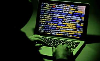 Ilustración de una persona sentada frente a una pantalla de computadora en Moers, Alemania, el 4 de enero de 2019. EPA / SASCHA STEINBACH