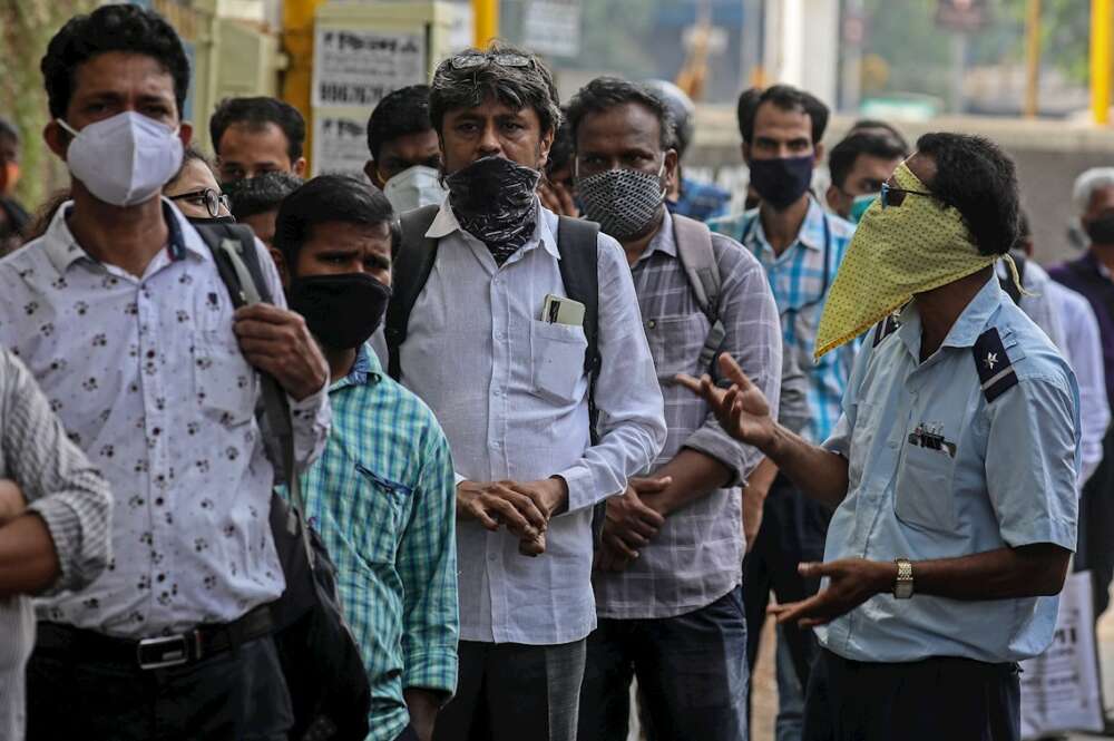 Los indios con mascarillas protectoras hacen cola mientras esperan el autobús en una parada de autobús en Mumbai, India, el 30 de abril de 2021. India ha registrado recientemente un aumento masivo de casos y muertes por COVID-19, el aumento más alto en un día desde que el comienzo de la pandemia. EFE / EPA / DIVYAKANT SOLANKI