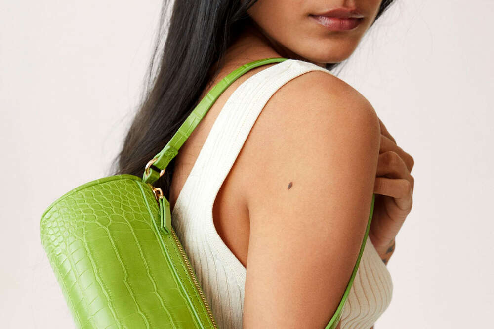 Bolso baguette cilindro verde, de Mango