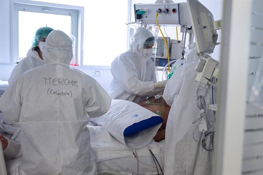 Personal sanitario del Hospital Universitario Marqués de Valdecilla de Santander atiende a enfermos con coronavirus en una de las UCI-Covid del hospital cántabro. EFE/Pedro Puente Hoyos/Archivo