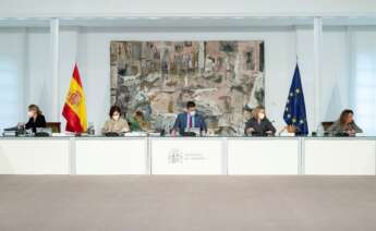 El jefe del Ejecutivo, Pedro Sánchez (c), y las vicepresidentas del Gobierno, Yolanda Díaz (i), Carmen Calvo (2i), Nadia Calviño (2d), y Teresa Ribera (d), durante la reunión del Consejo de Ministros celebrada este martes en la Moncloa. EFE/Pool Moncloa/Borja Puig de la Bellacasa