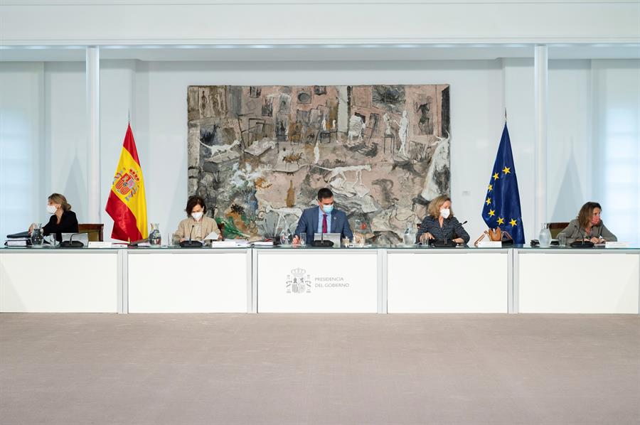 El jefe del Ejecutivo, Pedro Sánchez (c), y las vicepresidentas del Gobierno, Yolanda Díaz (i), Carmen Calvo (2i), Nadia Calviño (2d), y Teresa Ribera (d), durante la reunión del Consejo de Ministros celebrada este martes en la Moncloa. EFE/Pool Moncloa/Borja Puig de la Bellacasa