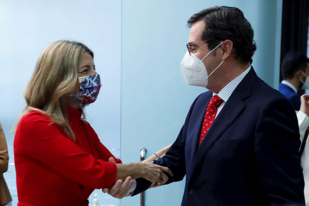 La vicepresidenta y ministra de Trabajo y Economía Social, Yolanda Díaz (i), saluda al presidente de la CEOE, Antonio Garamendi. EFE