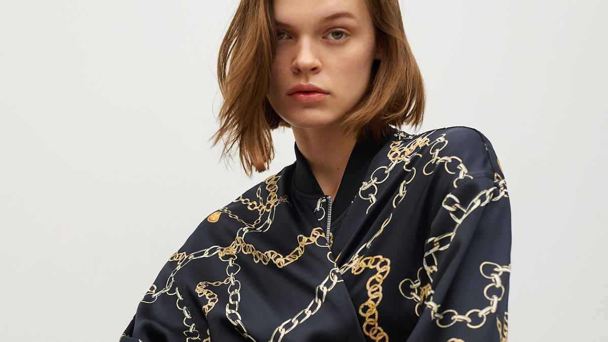 Bomber estampado de cadenas de Mango. Imagen: Mango