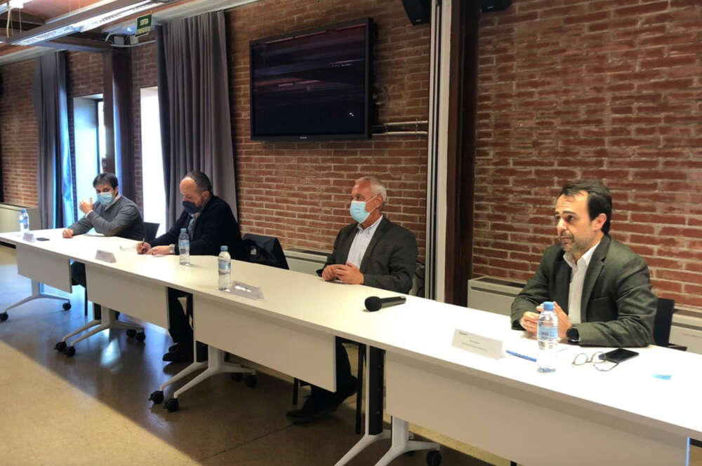 El presidente del PPC, Alejandro Fernández, junto al secretario General, Santi Rodríguez, y el presidente provincial de Barcelona, Óscar Ramírez / PP Barcelona