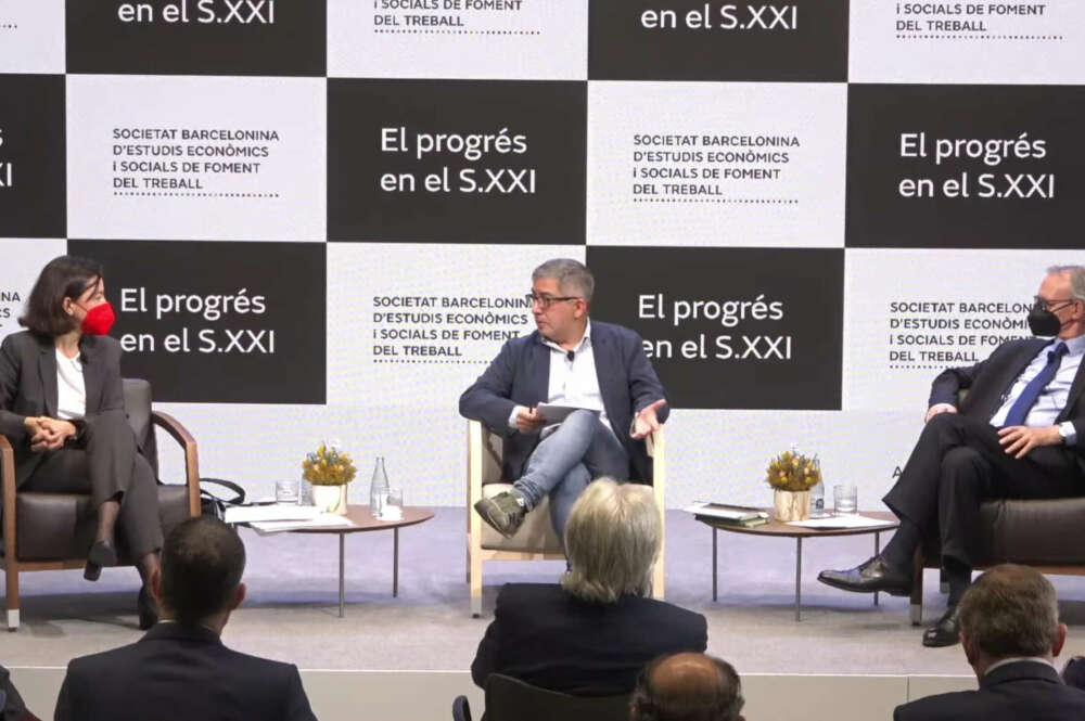 La vicepresidenta segunda del Parlament, Eva Granados (i), junto al periodista Jordi Amat (c) y al economista Anton Costas (d)