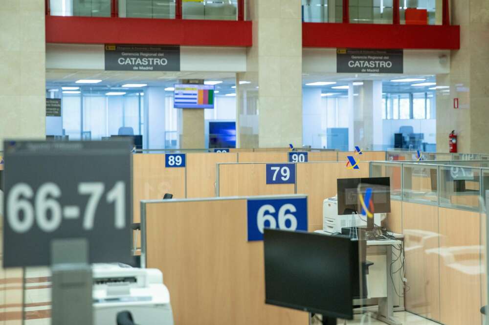 Vista de las instalaciones para la atención presencial en la delegación de Hacienda de la madrileña calle de Guzmán el Bueno.-EFE/Rodrigo Jiménez/Archivo