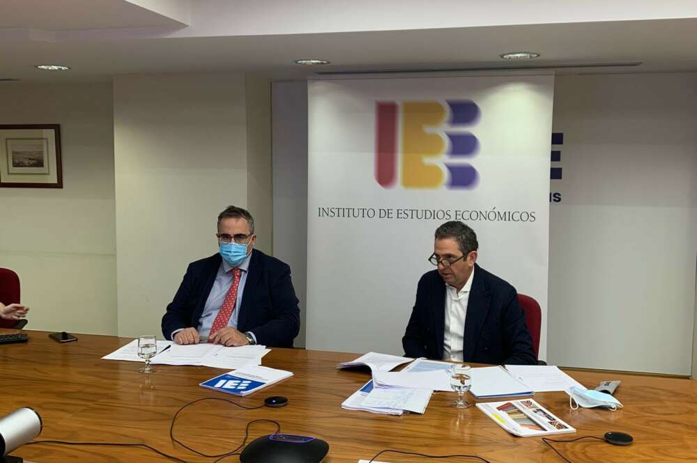 El presidente del IEE, Íñigo Fernández de Mesa, y el director general del IEE, Gregorio Izquierdo