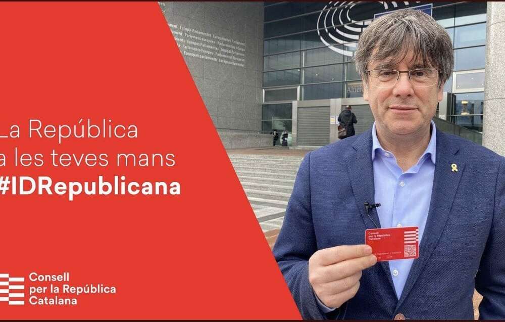 Puigdemont y su tarjeta republicana con la que promociona su Consell per la República