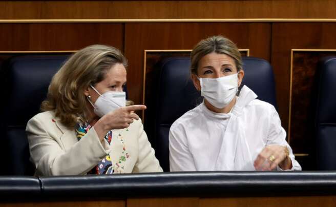 Las ministras de Economía, Nadia Calviño, y Trabajo, Yolanda Díaz, conversan durante una sesión en el Congreso de los Diputados | EFE/CM/Archivo