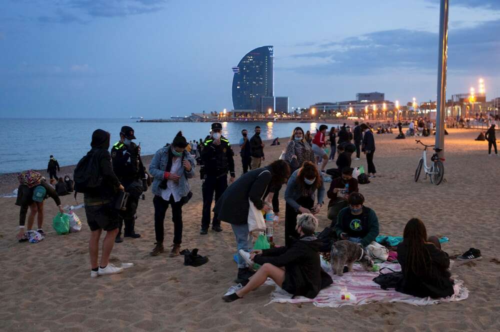 Vista general de la playa de la Barceloneta en Barcelona . EFE/Enric Fontcuberta