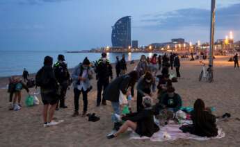 Vista general de la playa de la Barceloneta en Barcelona . EFE/Enric Fontcuberta