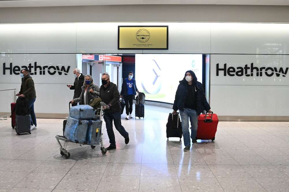 Un grupo de turistas sale del aeropuerto de Heathrow en Reino Unido. EFE