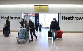 Un grupo de turistas sale del aeropuerto de Heathrow en Reino Unido. EFE
