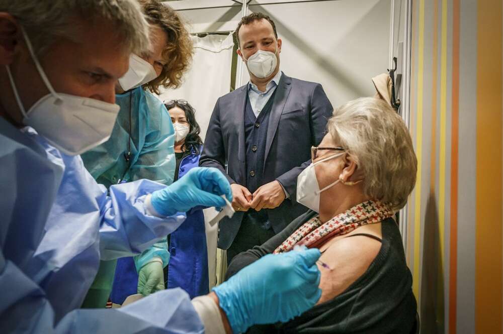 El ministro alemán de Salud, Jens Spahn, visita un centro de vacunación en Berlín, el 5 de abril de 2021 | EFE/EPA/MK/Pool/Archivo