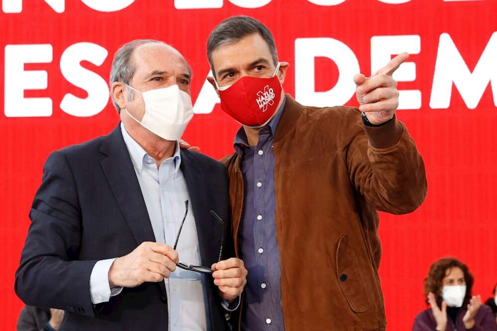 El presidente del Gobierno, Pedro Sánchez (d), participa en un acto de campaña del PSOE para apoyar al candidato socialista a la Comunidad de Madrid, Ángel Gabilondo (i), en Getafe, este domingo. Más polarizada si cabe que al principio, la campaña para las elecciones madrileñas del 4 de mayo llega a su ecuador con más debate ideológico que propositivo y con gran presencia de los líderes nacionales de los partidos. EFE/ Chema Moya