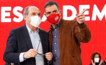 El presidente del Gobierno, Pedro Sánchez (d), participa en un acto de campaña del PSOE para apoyar al candidato socialista a la Comunidad de Madrid, Ángel Gabilondo (i), en Getafe, este domingo. Más polarizada si cabe que al principio, la campaña para las elecciones madrileñas del 4 de mayo llega a su ecuador con más debate ideológico que propositivo y con gran presencia de los líderes nacionales de los partidos. EFE/ Chema Moya