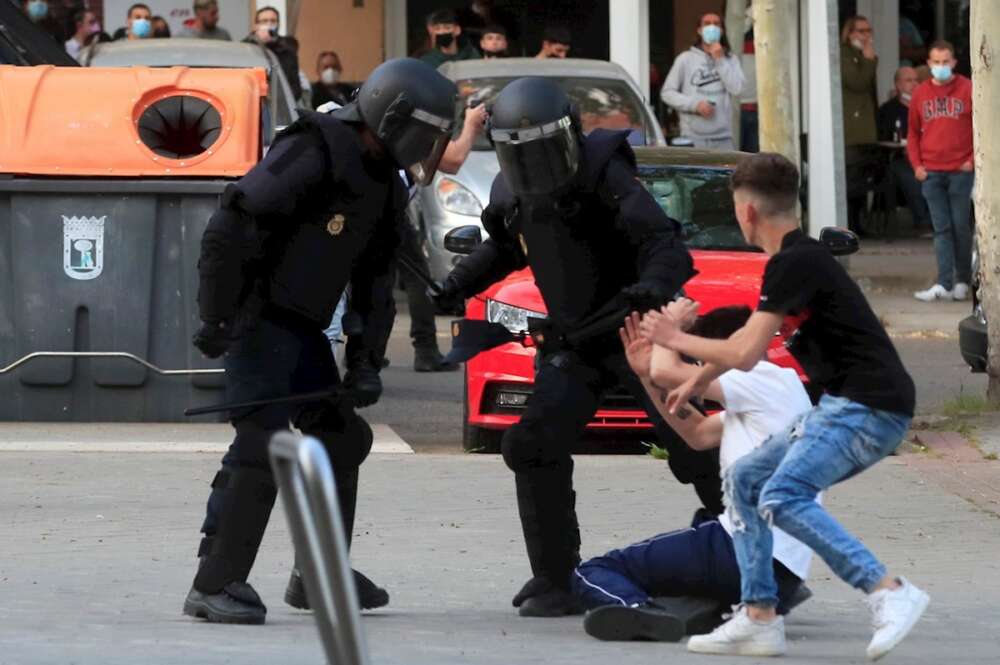 La Policía Nacional ha cargado contra los manifestantes congregados en Vallecas para protestar por el acto de precampaña de Vox, algunos de los cuales han lanzado botellas y otros objetos contra el líder nacional del partido, Santiago Abascal, y la candidata para las elecciones de esa formación en la Comunidad de Madrid, Rocío Monasterio, a su llegada. EFE/Fernando Alvarado