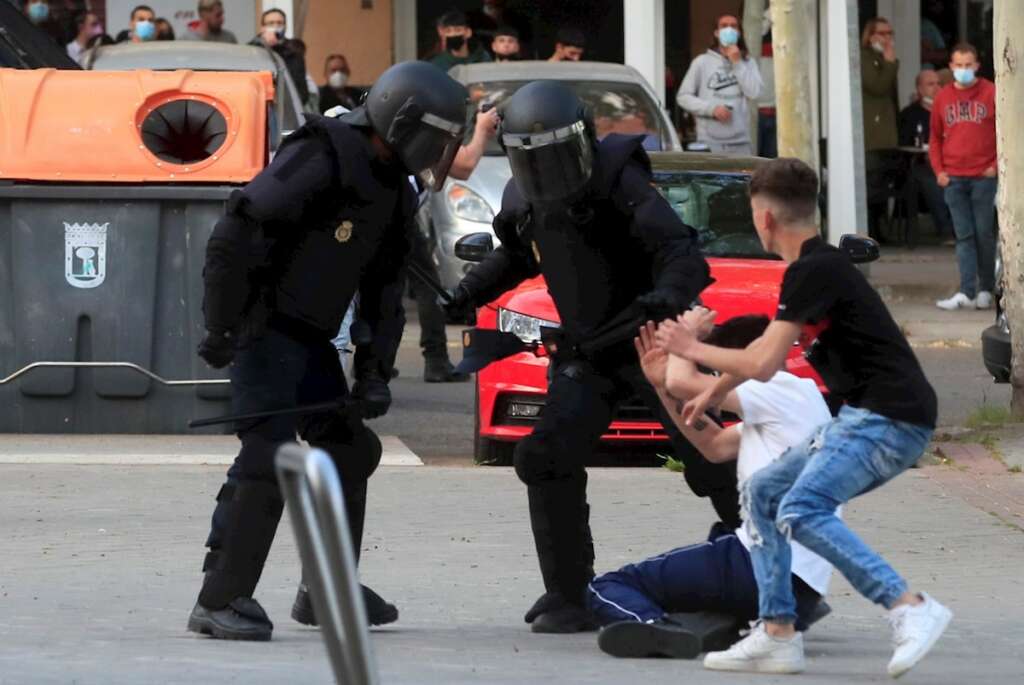 La Policía Nacional ha cargado contra los manifestantes congregados en Vallecas para protestar por el acto de precampaña de Vox, algunos de los cuales han lanzado botellas y otros objetos contra el líder nacional del partido, Santiago Abascal, y la candidata para las elecciones de esa formación en la Comunidad de Madrid, Rocío Monasterio, a su llegada. EFE/Fernando Alvarado