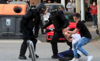 La Policía Nacional ha cargado contra los manifestantes congregados en Vallecas para protestar por el acto de precampaña de Vox, algunos de los cuales han lanzado botellas y otros objetos contra el líder nacional del partido, Santiago Abascal, y la candidata para las elecciones de esa formación en la Comunidad de Madrid, Rocío Monasterio, a su llegada. EFE/Fernando Alvarado