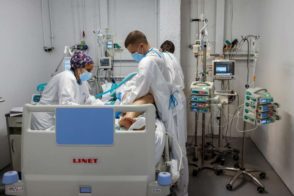 Personal sanitario del Hospital Parc Taulí de Sabadell (Barcelona) trabaja en la UCI para enfermos de COVID-19. EFE/Quique Garcia/Archivo
