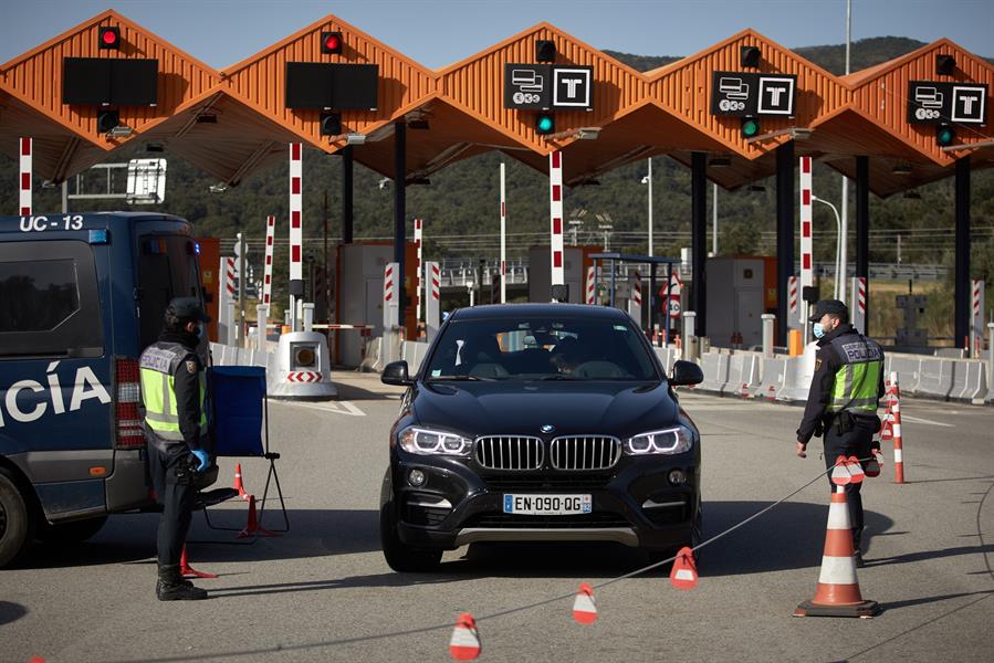 La Policía Nacional hace controles en la localidad fronteriza de La Jonquera . EFE/David Borrat./Archivo