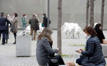 Varias personas consumen en la calle frente a unas terrazas cerradas situadas cerca de la Ciutat de la Justicia en L,Hospitalet de Llobregat, en Barcelona. EFE/Toni Albir/Archivo