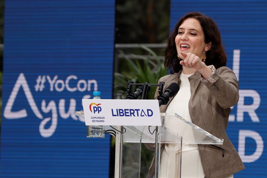 La presidenta de la Comunidad de Madrid y candidata a la reelección, Isabel Díaz Ayuso, interviene durante un acto de campaña celebrado este sábado en Pozuelo de Alarcón. EFE/J.J. Guillén