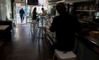 Varios clientes toman café en un bar de Vitoria, el 7 de abril de 2021. Los expertos que defienden que el coronavirus se transmite por aerosoles aconsejan reducir las estancias en interiores y mejorar la ventilación | EFE/DA/Archivo