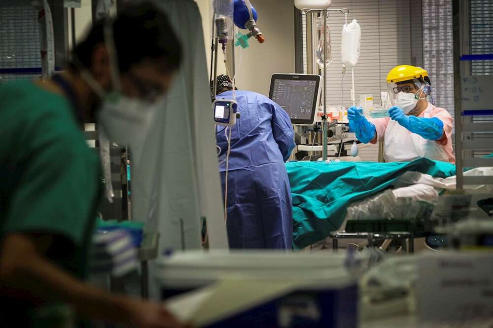 Varios sanitarios trabajan en la Unidad de Cuidados Intensivos de Coronavirus del Hospital de Galdakao (Bizkaia). EFE/ Miguel Toña/Archivo