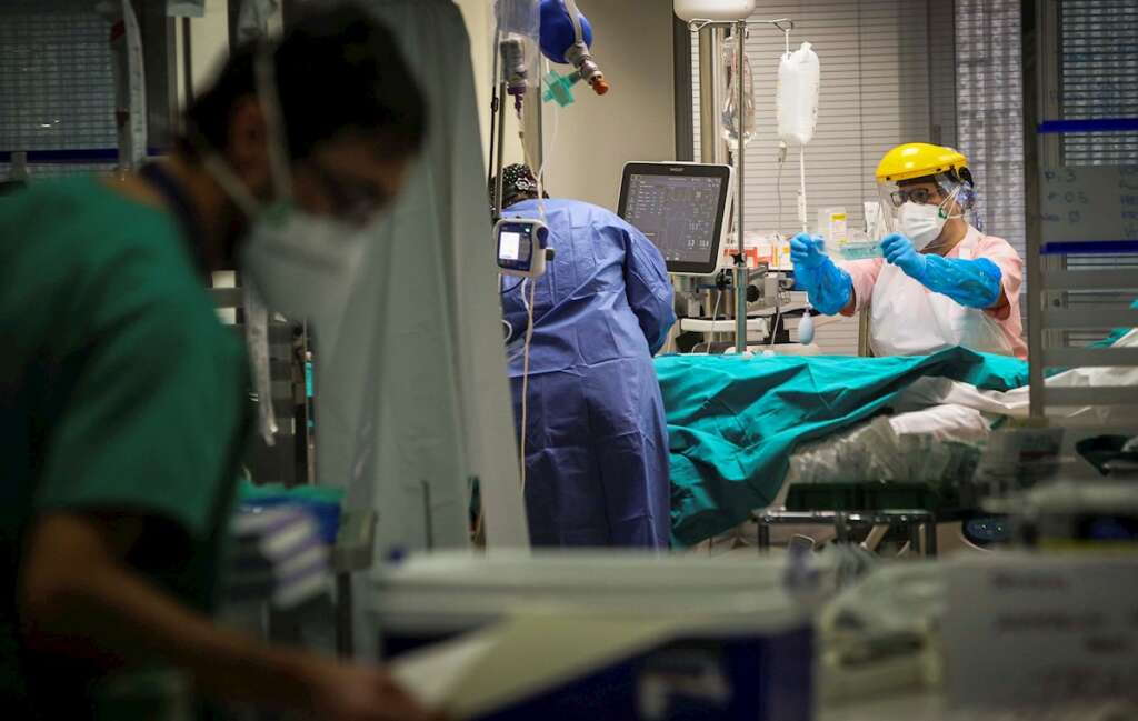 Varios sanitarios trabajan en la Unidad de Cuidados Intensivos de Coronavirus del Hospital de Galdakao (Bizkaia). EFE/ Miguel Toña/Archivo