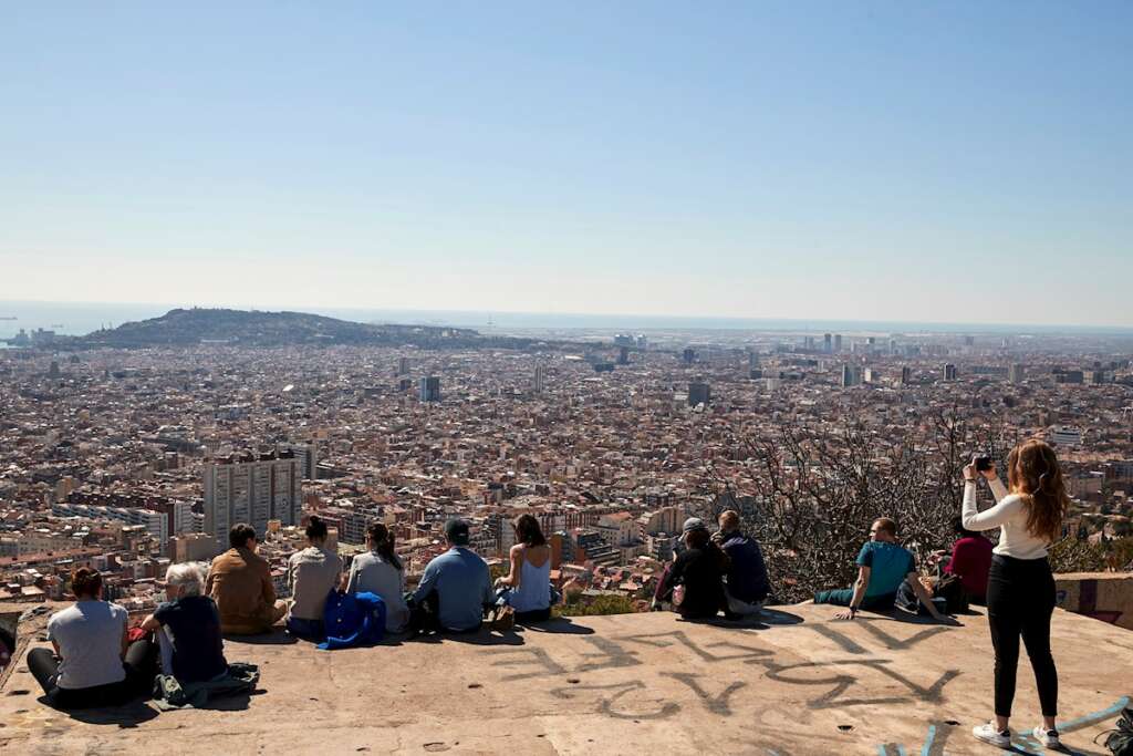 Varias personas observan el paisaje en Barcelona. EFE/Alejandro García/Archivo