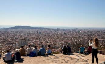 Varias personas observan el paisaje en Barcelona. EFE/Alejandro García/Archivo