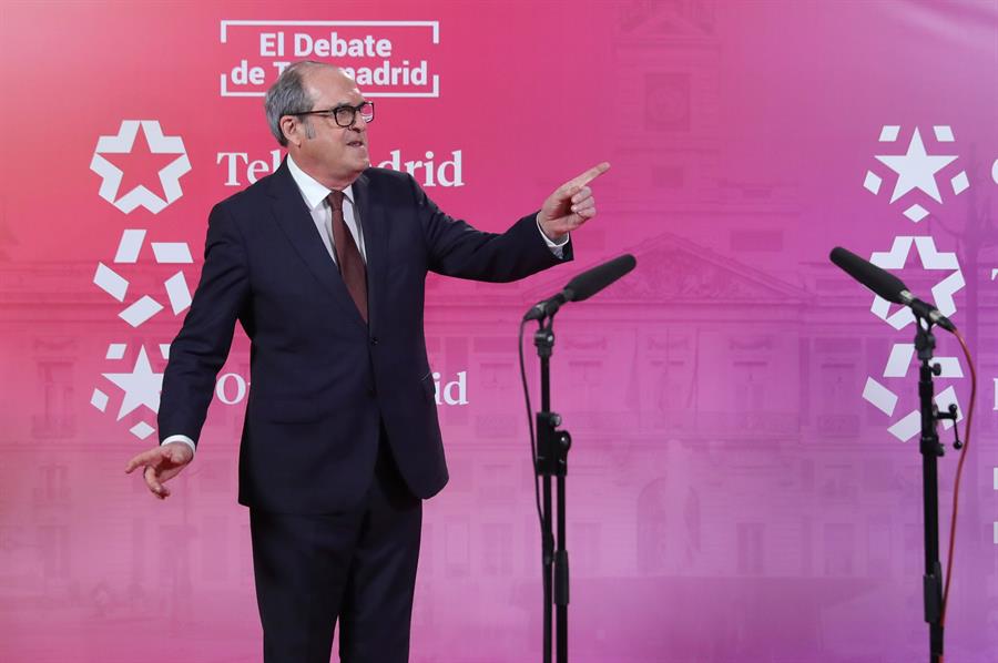 El candidato del PSOE a la presidencia de la Comunidad de Madrid, Ángel Gabilondo, tras el debate electoral que los seis líderes de los principales partidos políticos madrileños han celebrado hoy miércoles en los estudios de Telemadrid. EFE/Juanjo Martín. POOL