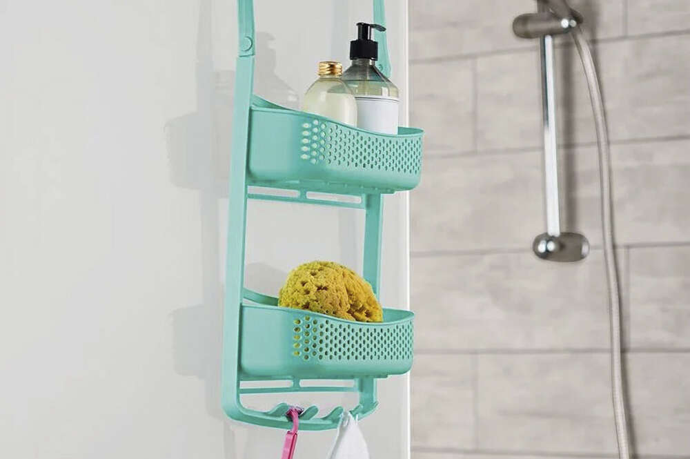 Lidl tiene la estantería extensible para la ducha con la que no hay que  agujerear paredes, ideal si vives de alquiler
