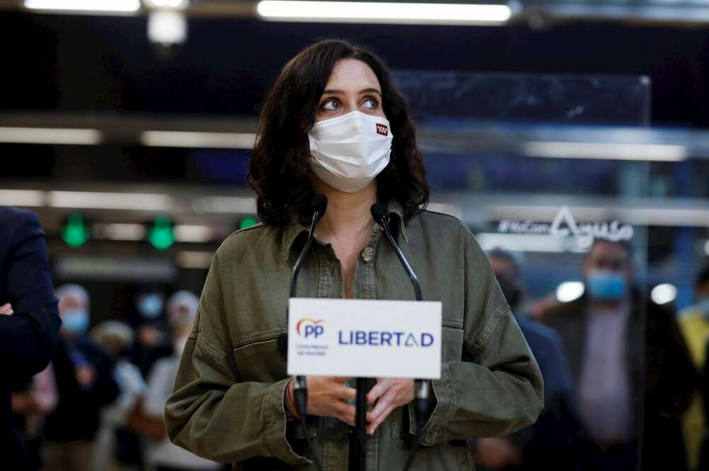 Isabel Díaz Ayuso, presidenta de la Comunidad de Madrid, en un acto de campaña del 4-M en el metro de Madrid. EFE