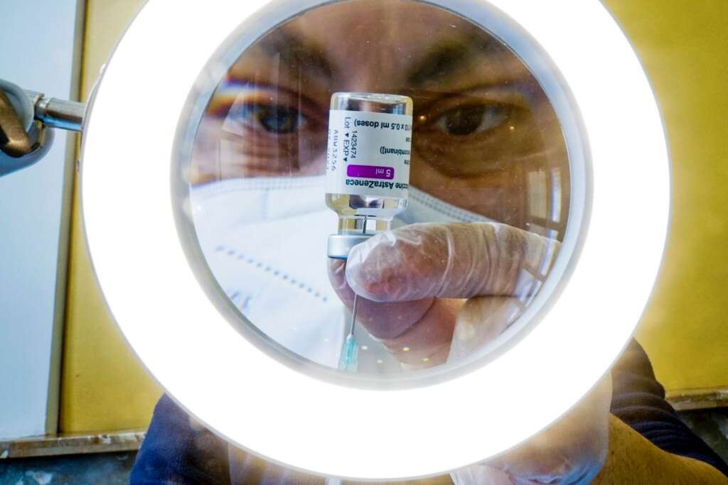Un sanitario prepara las dosis de la vacuna contra la COVID-19, AstraZeneca,en un centro de vacunaciones en Nápoles,Italia, hoy 13 de Abril de 2021. EFE/EPA/CIRO FUSCO