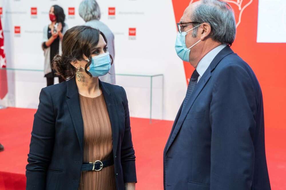 La presidenta de la Comunidad de Madrid, Isabel Díaz Ayuso, conversa con el portavoz del PSOE, Ángel Gabilondo. / EFE