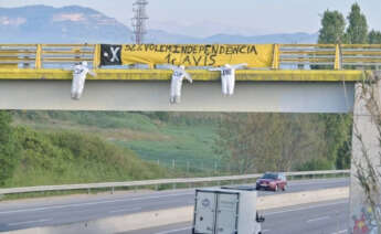 Muñecos ahorcados de puentes de ERC, Junts y la CUP donde se les reclama que hagan la independencia