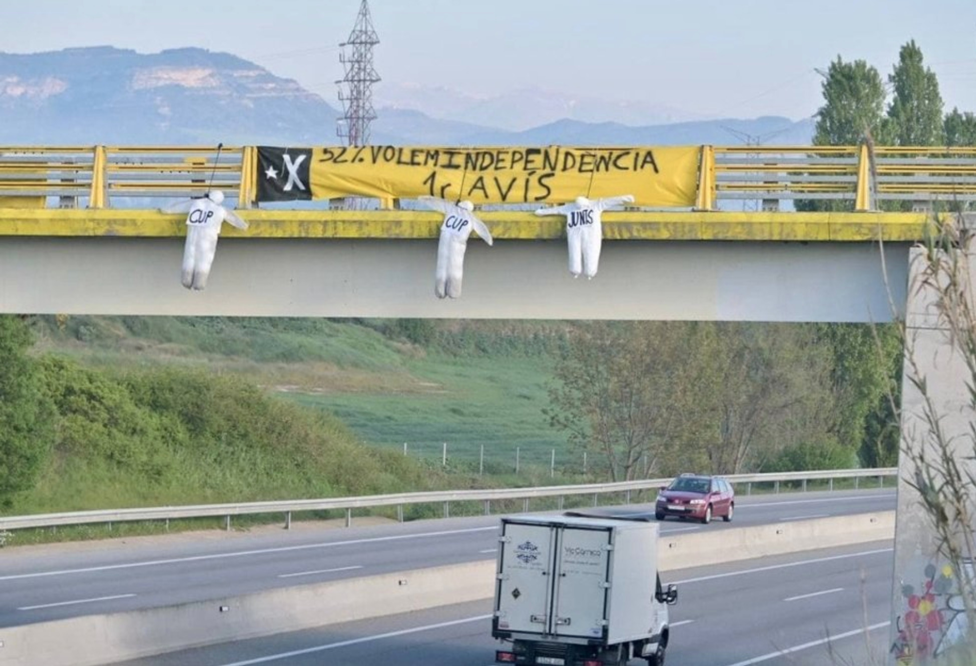 Muñecos ahorcados de puentes de ERC, Junts y la CUP donde se les reclama que hagan la independencia