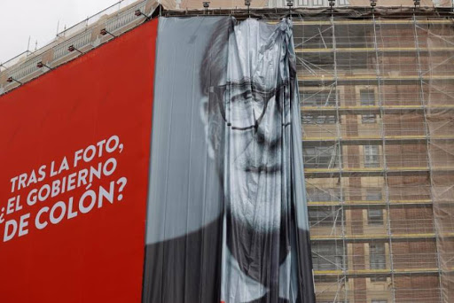 Un cartel electoral gigante del candidato del PSOE a la Presidencia de la Comunidad de Madrid, Ángel Gabilondo, es colocado este viernes en la fachada de uno de los edificios de la madrileña plaza de Callao. EFE/Mariscal