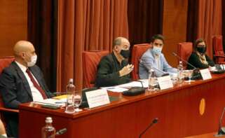 El director de TV3, Vicent Sanchis (c), junto a la directora de la CCMA, Núria Llorach (d), y el director de Catalunya Ràdio, Saül Gordillo (i), en una comisión de control en el Parlament durante la pasada legislatura / Parlament