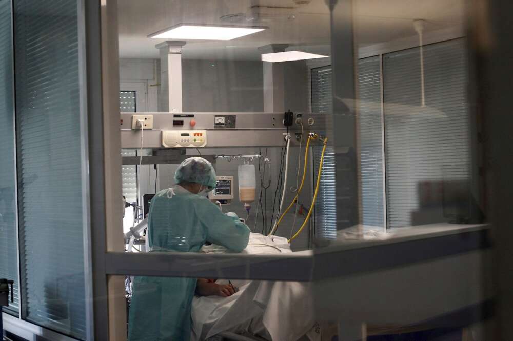 Una sanitaria atiende a un paciente con COVID-19 en el Complejo Hospitalario Universario de Ferrol. EFE/Kiko Delgado/Archivo